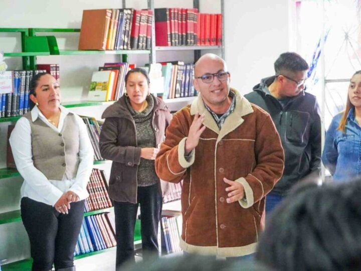 RECIBE CALCAHUALCO DONACIÓN DE LIBROS