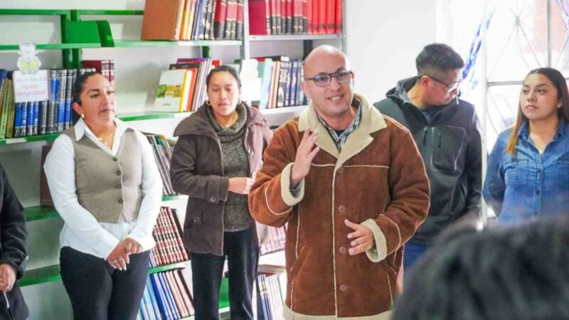 RECIBE CALCAHUALCO DONACIÓN DE LIBROS