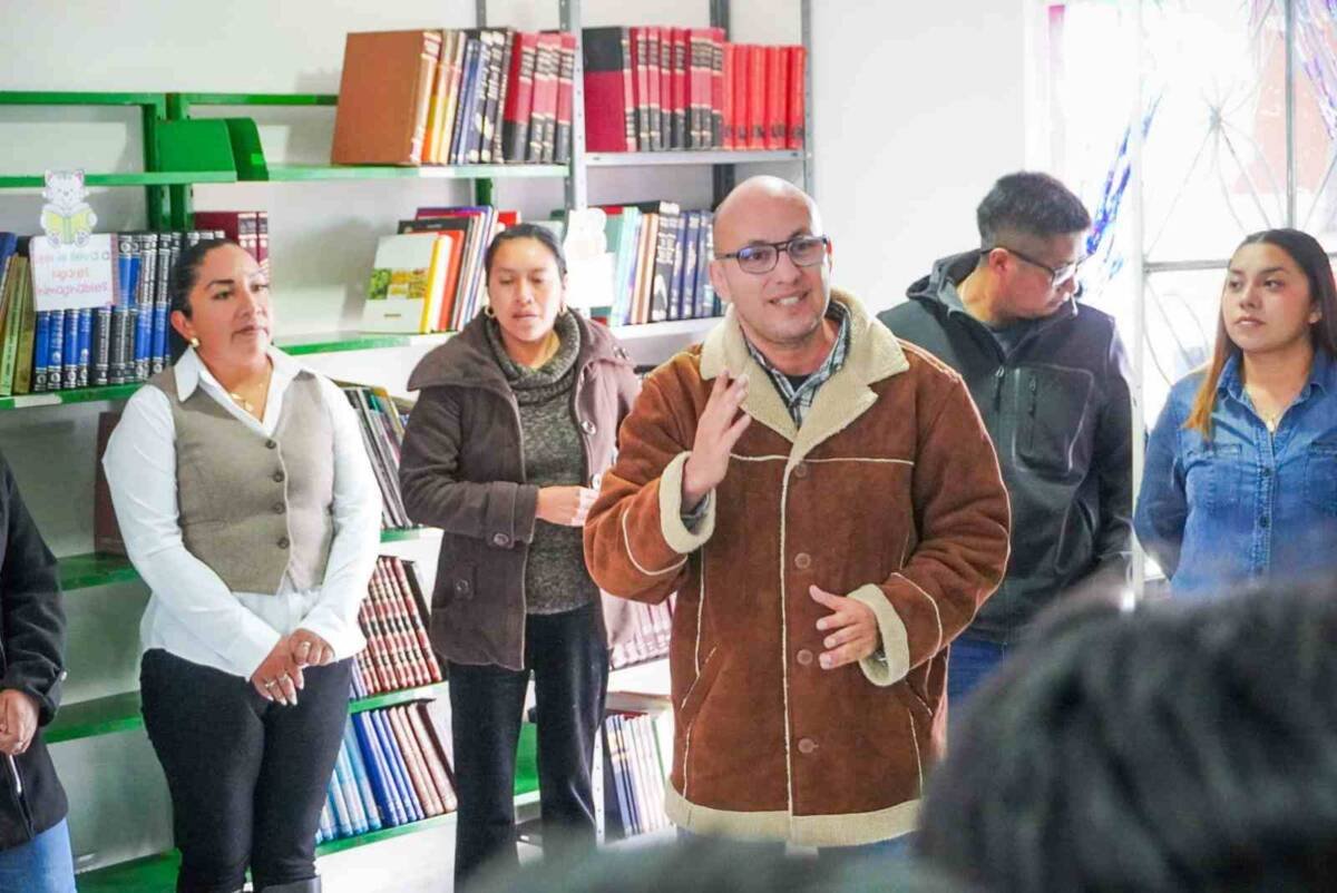 RECIBE CALCAHUALCO DONACIÓN DE LIBROS
