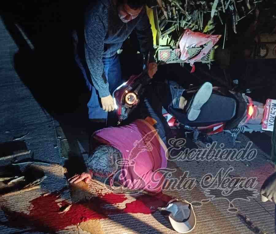 SE MATAN MOTOCICLISTAS AL CHOCAR CONTRA CARRETAS CARGADAS CON CAÑA DE AZÚCAR