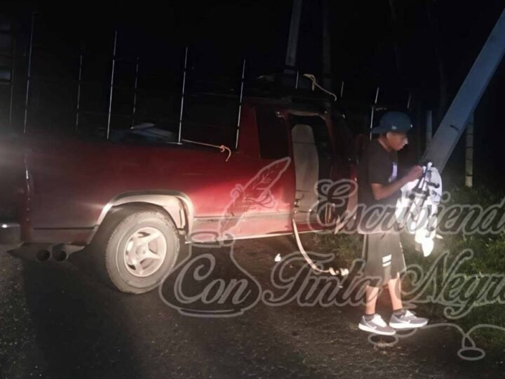 MUEBLEROS SE ESTRELLAN CONTRA POSTE EN COSCOMATEPEC