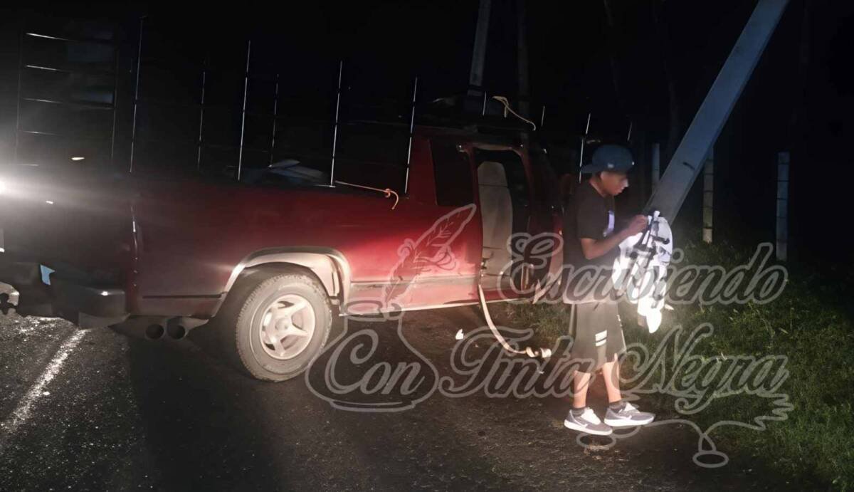 MUEBLEROS SE ESTRELLAN CONTRA POSTE EN COSCOMATEPEC