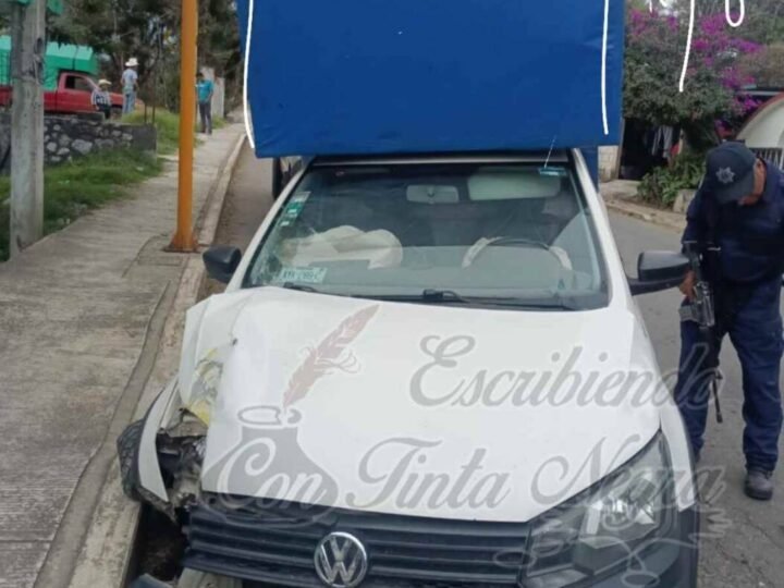 SE ESTRELLA CAMIONETA CONTRA POSTE