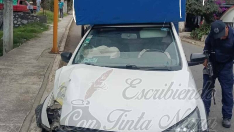 SE ESTRELLA CAMIONETA CONTRA POSTE