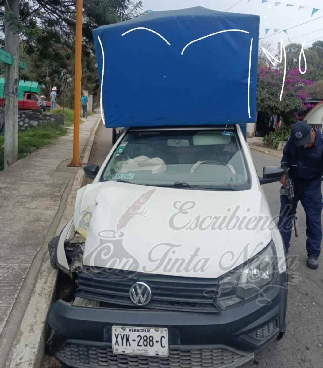 SE ESTRELLA CAMIONETA CONTRA POSTE