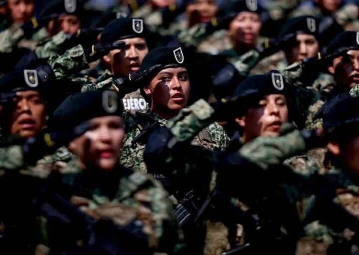 CLAUDIA SHEINBAUM RECONOCE A MUJERES DE LAS FUERZAS ARMADAS DURANTE EL 8M
