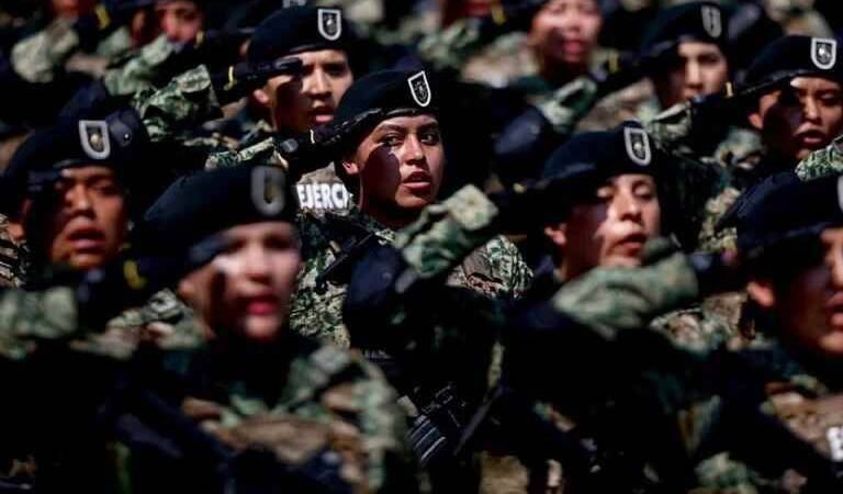 CLAUDIA SHEINBAUM RECONOCE A MUJERES DE LAS FUERZAS ARMADAS DURANTE EL 8M