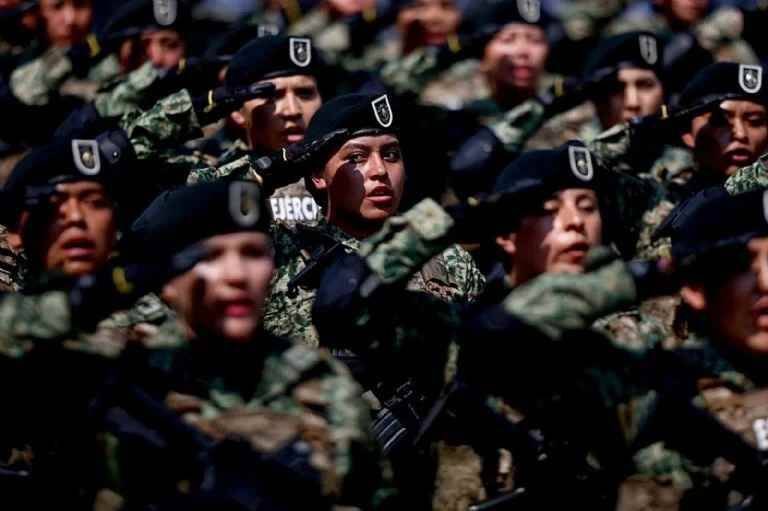 CLAUDIA SHEINBAUM RECONOCE A MUJERES DE LAS FUERZAS ARMADAS DURANTE EL 8M
