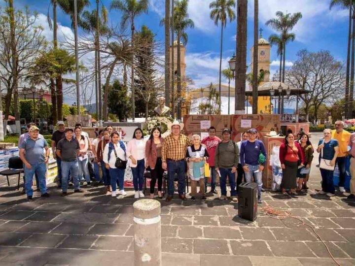 ENTREGA ALCALDE APOYOS A FAMILIAS DE COSCOMATEPEC