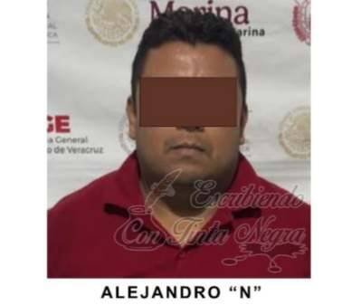 FUNCIONARIO DE TIERRA BLANCA TRAFICABA CON MIGRANTES; LO PONEN TRAS LAS REJAS