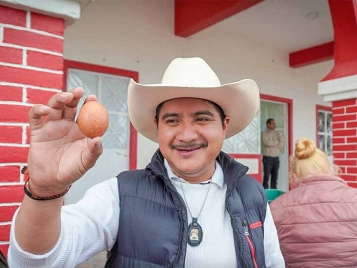 ALCALDE ENTREGA PAQUETES DE GALLINAS PONEDORAS