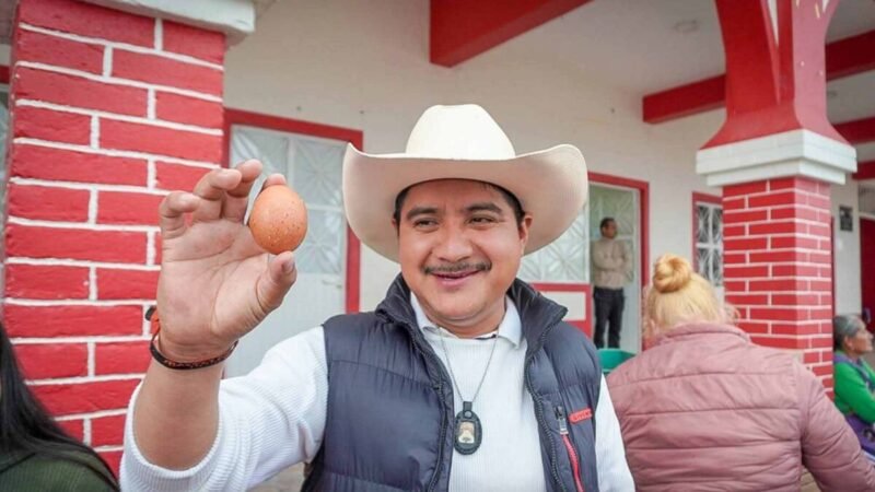 ALCALDE ENTREGA PAQUETES DE GALLINAS PONEDORAS