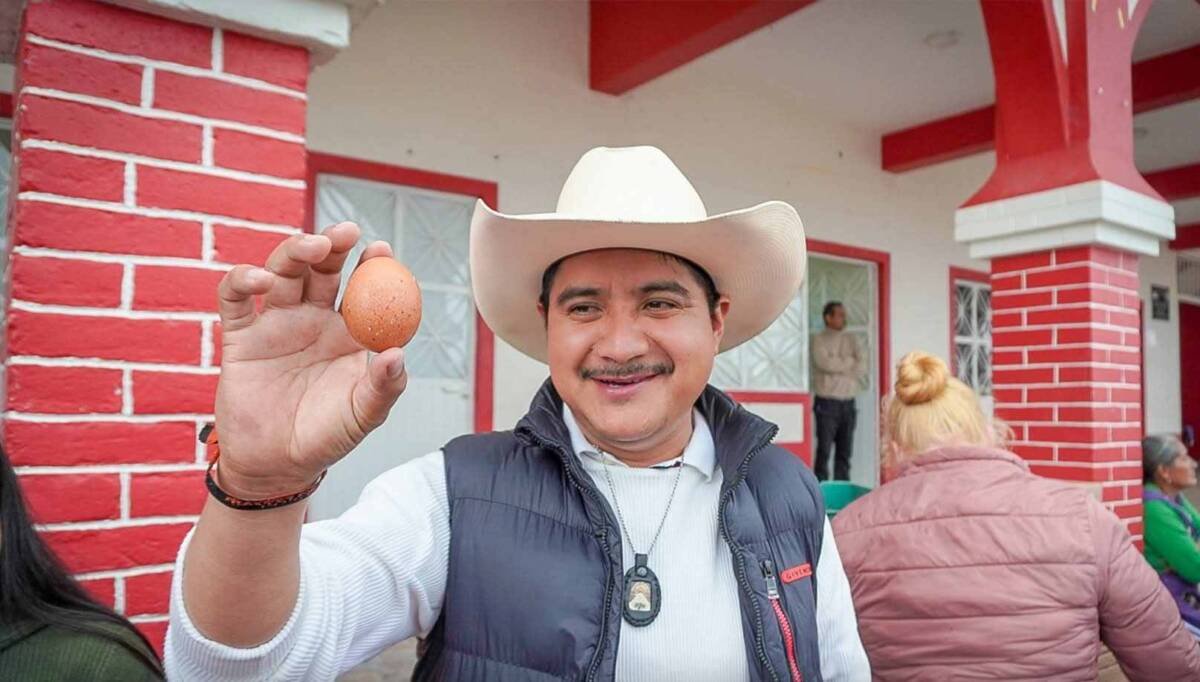 ALCALDE ENTREGA PAQUETES DE GALLINAS PONEDORAS