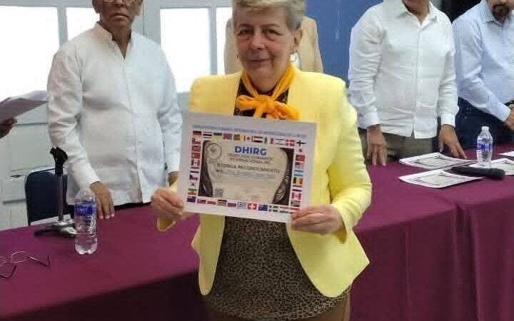 RECIBE DOCTORA ROSALÍA CASTRO RECONOCIMIENTO