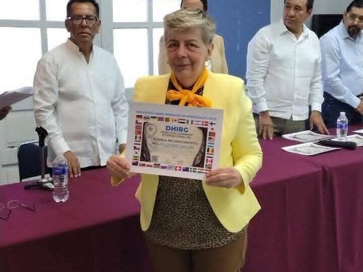 RECIBE DOCTORA ROSALÍA CASTRO RECONOCIMIENTO