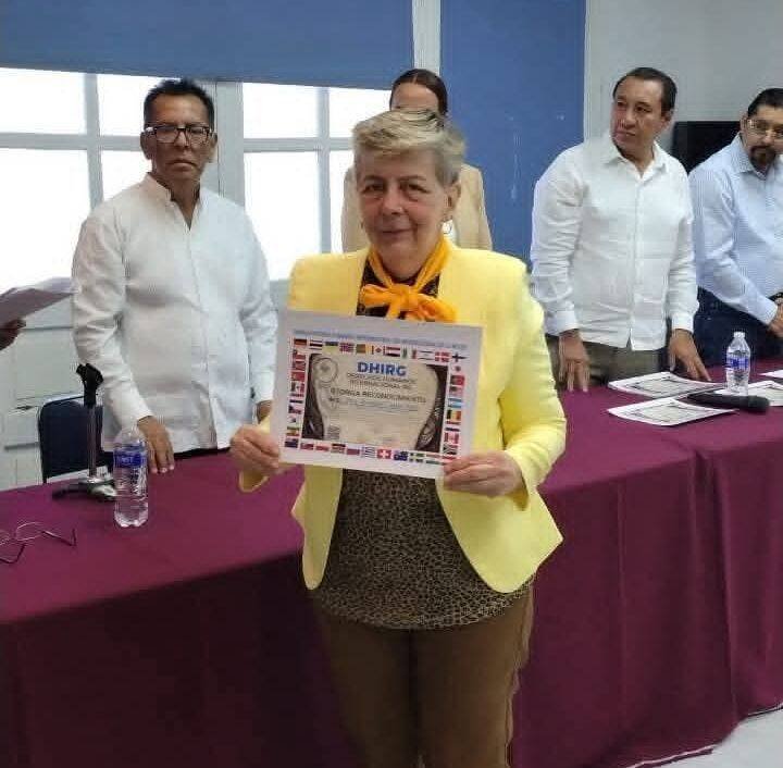 RECIBE DOCTORA ROSALÍA CASTRO RECONOCIMIENTO