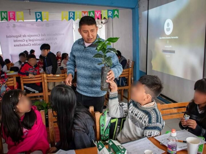 JUEGAN Y APRENDEN EN BIBLIOTECA