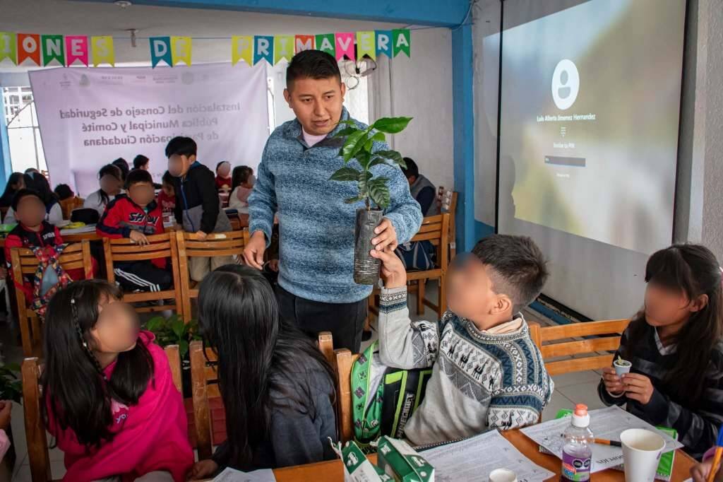 JUEGAN Y APRENDEN EN BIBLIOTECA