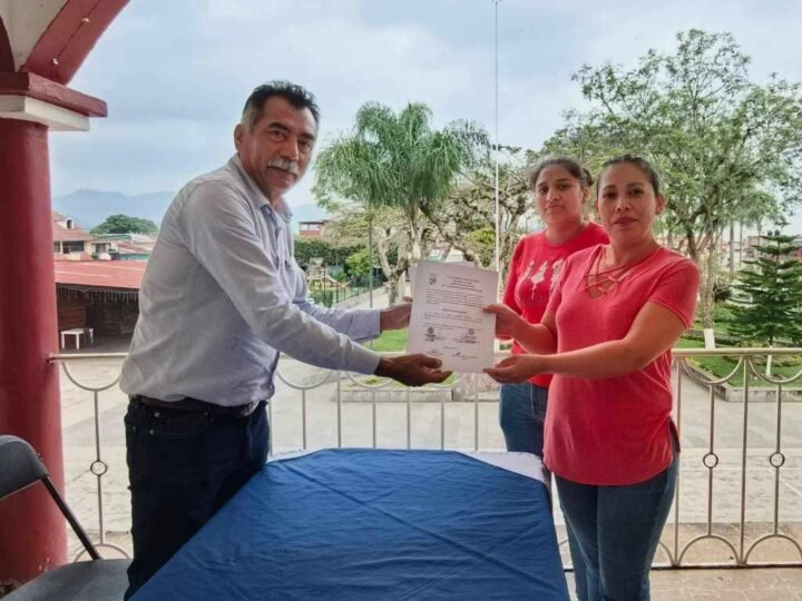 ENTREGA ALCALDE DE TOMATLÁN CONSTANCIAS A AGENTES MUNICIPALES ELECTOS