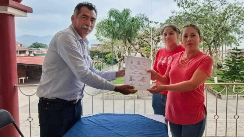 ENTREGA ALCALDE DE TOMATLÁN CONSTANCIAS A AGENTES MUNICIPALES ELECTOS