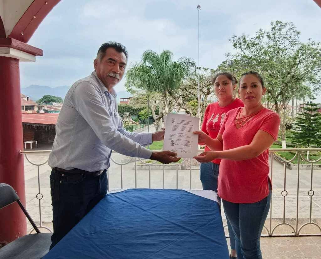 ENTREGA ALCALDE DE TOMATLÁN CONSTANCIAS A AGENTES MUNICIPALES ELECTOS