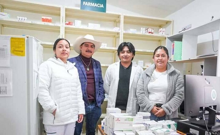 ALCALDE DE CALCAHUALCO ENTREGA MEDICAMENTOS A UNIDAD MÉDICA