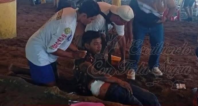 TERROR EN LA PLAYA; HOMBRE ESCAPA DE SICARIOS Y SE DESATA BALACERA