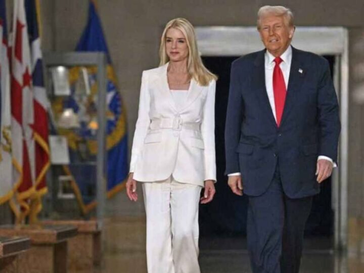 TRUMP DESTITUYE A LA FISCAL GENERAL, PAM BONDI