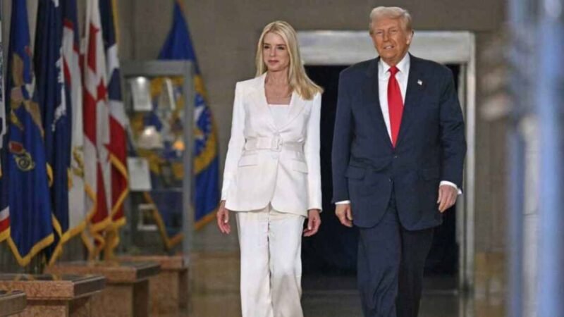 TRUMP DESTITUYE A LA FISCAL GENERAL, PAM BONDI