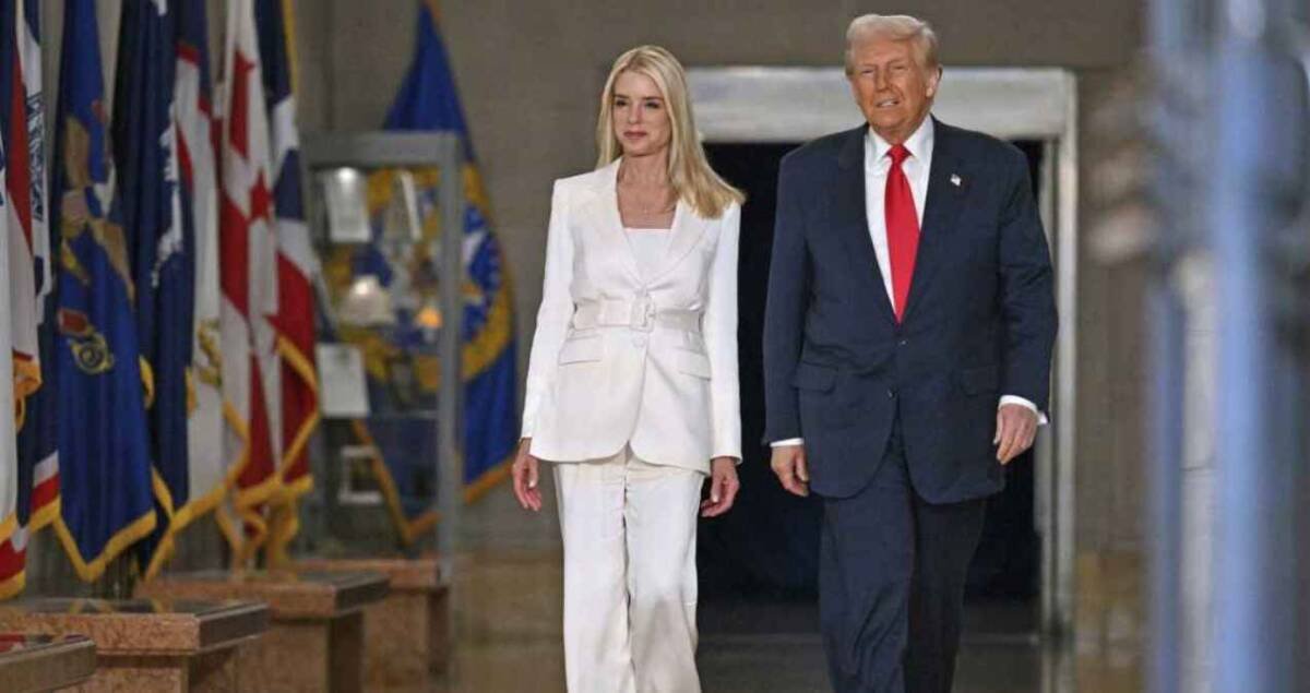 TRUMP DESTITUYE A LA FISCAL GENERAL, PAM BONDI