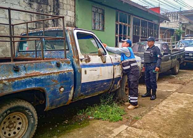 VAN CONTRA AUTOS MACETA EN IXHUATLÁN DEL CAFÉ