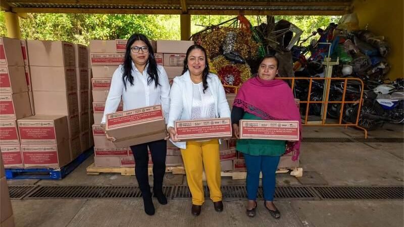 ENTREGAN APOYOS DE MIL DÍAS DE VIDA EN COSCOMATEPEC