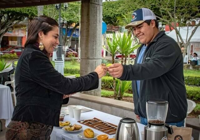 BASES FIRMES EN IXHUATLÁN: VIRIDIANA BRETÓN