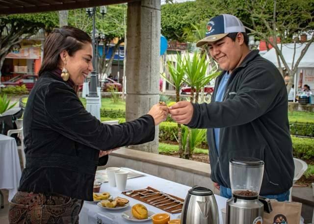 BASES FIRMES EN IXHUATLÁN: VIRIDIANA BRETÓN