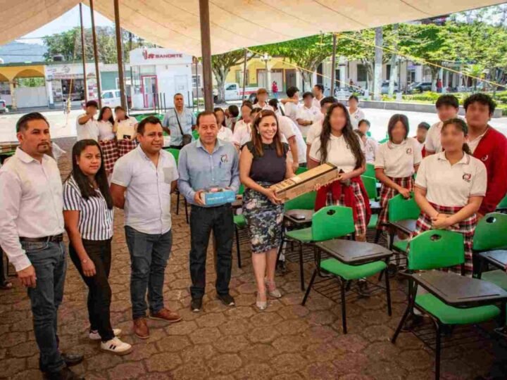 ENTREGA ALCALDESA APOYOS A ESCUELAS