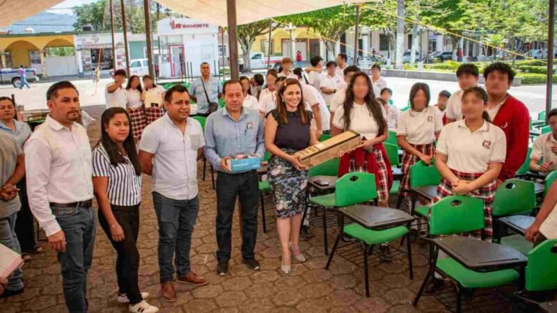 ENTREGA ALCALDESA APOYOS A ESCUELAS