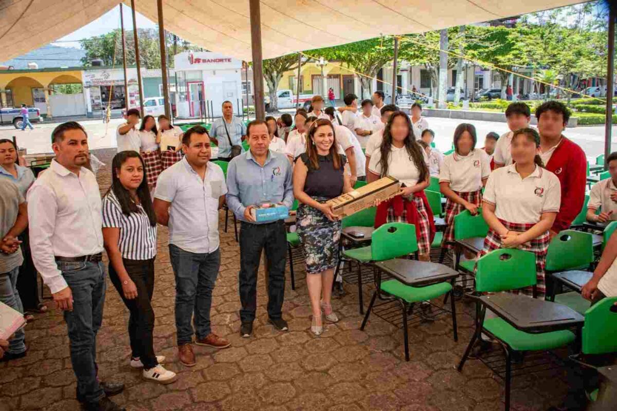 ENTREGA ALCALDESA APOYOS A ESCUELAS