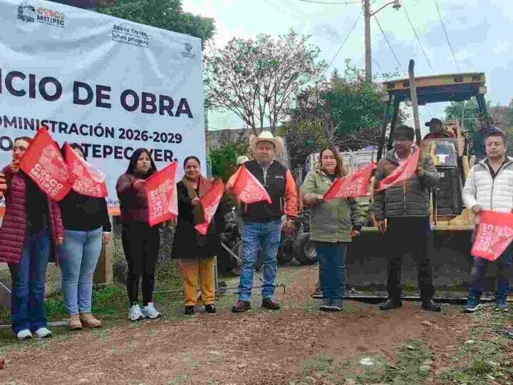 DAN BANDERAZO DE PAVIMENTACIÓN EN COLONIA VÁSQUEZ VELA