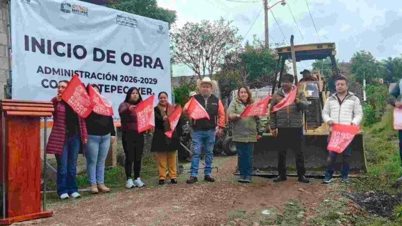 DAN BANDERAZO DE PAVIMENTACIÓN EN COLONIA VÁSQUEZ VELA