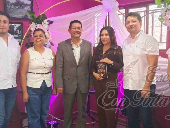 PRESENTAN POEMARIO “SOMOS”