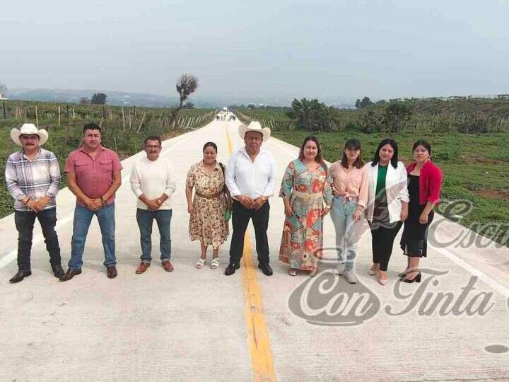 INAUGURA ARMANDO REYES MUÑOZ LIBRAMIENTO COSCOMATEPEC-TOZONGO
