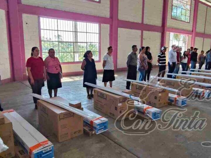 ALCALDE DE TOTUTLA ENTREGA CALENTADORES SOLARES