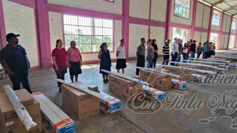 ALCALDE DE TOTUTLA ENTREGA CALENTADORES SOLARES