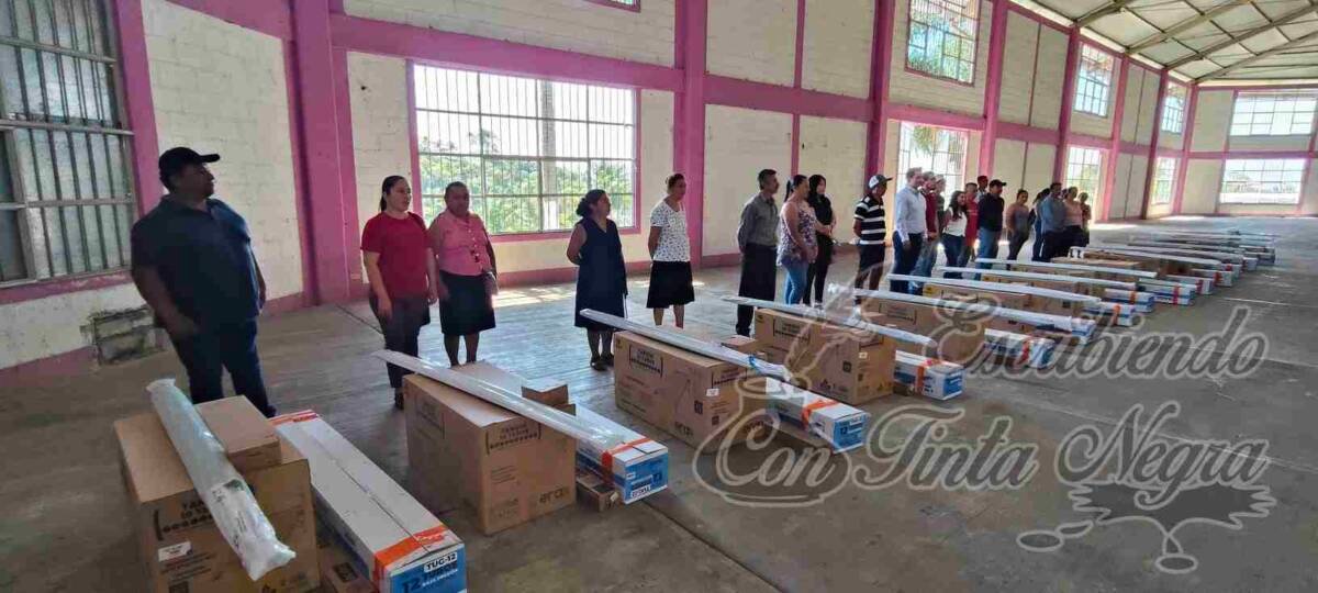 ALCALDE DE TOTUTLA ENTREGA CALENTADORES SOLARES