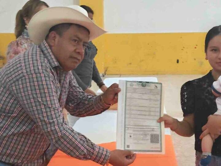 ENTREGA ALCALDE DE COSCOMATEPEC ACTAS DE NACIMIENTO