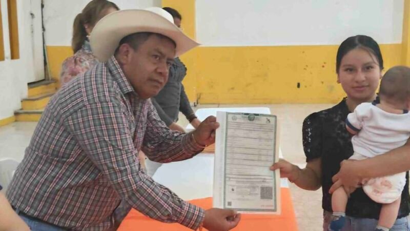 ENTREGA ALCALDE DE COSCOMATEPEC ACTAS DE NACIMIENTO