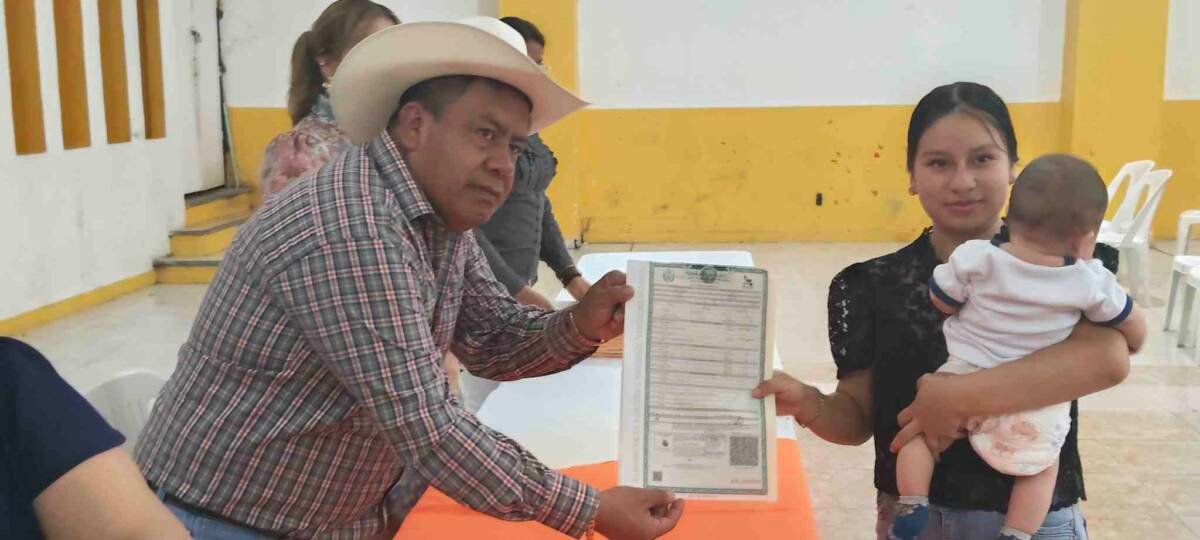 ENTREGA ALCALDE DE COSCOMATEPEC ACTAS DE NACIMIENTO