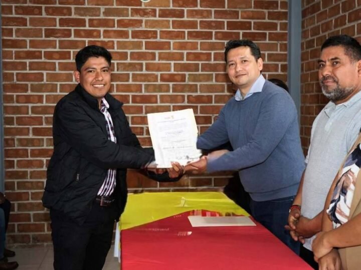 ENTREGA ALCALDE DE TOTUTLA CONSTANCIAS A AGENTES MUNICIPALES ELECTOS