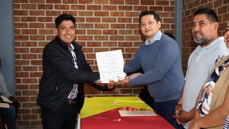 ENTREGA ALCALDE DE TOTUTLA CONSTANCIAS A AGENTES MUNICIPALES ELECTOS