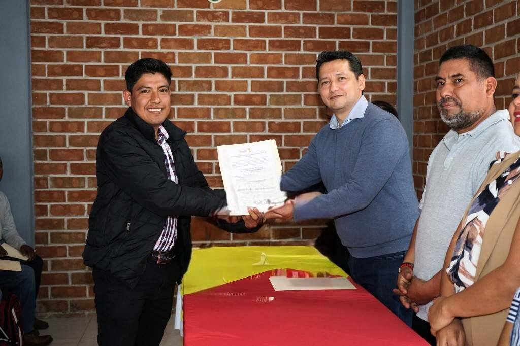 ENTREGA ALCALDE DE TOTUTLA CONSTANCIAS A AGENTES MUNICIPALES ELECTOS